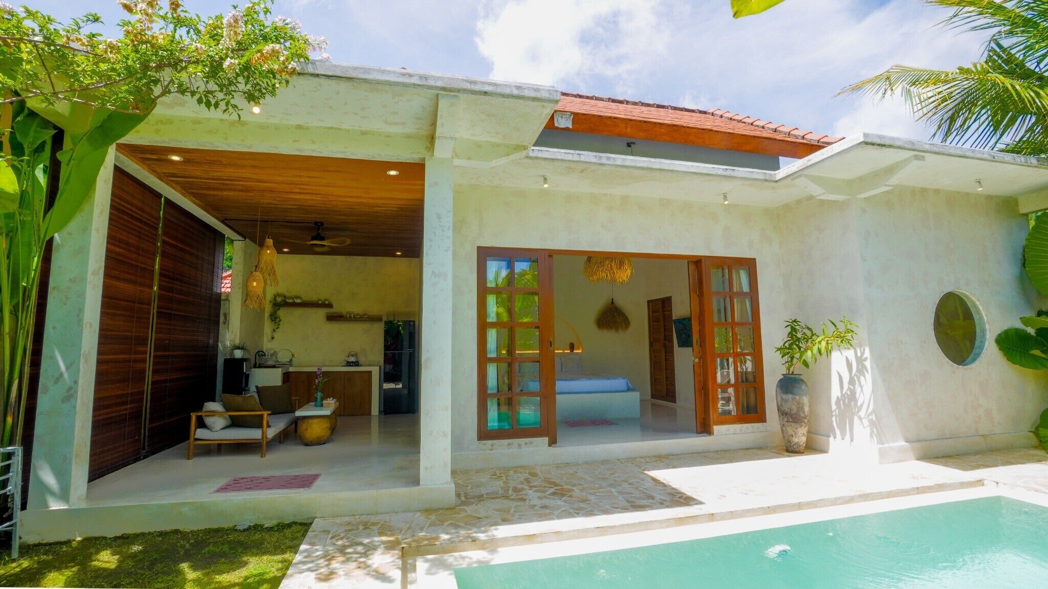 Ein modernes Haus mit Schwimmbad, Essbereich und Küche.