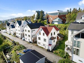 Un quartier résidentiel où les maisons se distinguent par leurs toits à pignon et leurs façades blanches.