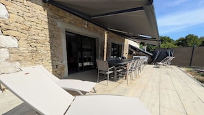 Outdoor dining - Le Verger - Grand gîte 18 pers.  6 chambres, jeux & grande terrasse (Bretigney-Notre-Dame)