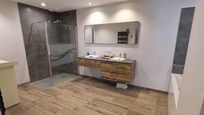 Bathroom - Le Verger - Grand gîte 18 pers.  6 chambres, jeux & grande terrasse (Bretigney-Notre-Dame)