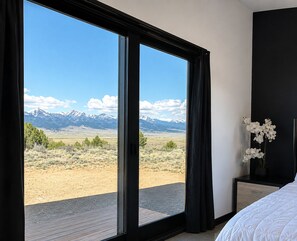 A bedroom with a large window offering a mountain view. - Modern Mountain Escape 2 Bed, 2 Bath 360 degree Sangre Views (Westcliffe)