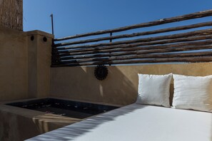 A room with a bed, a small pool, and a wooden fence. - 4-bedroom riad in charming Marrakesh with cool AC (Marrakesh)