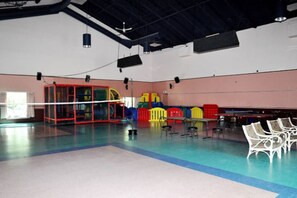 Accès gratuit au site voisin à moins de 2 minutes d'auto :
Piscine intérieur, salle d'entraînement, espace jeux pour enfant et spa! - Stunning 2-bedroom condo with pools and spa! (Beaupré)