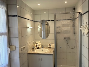 Bathroom - Vrbo Property (Bayreuth)