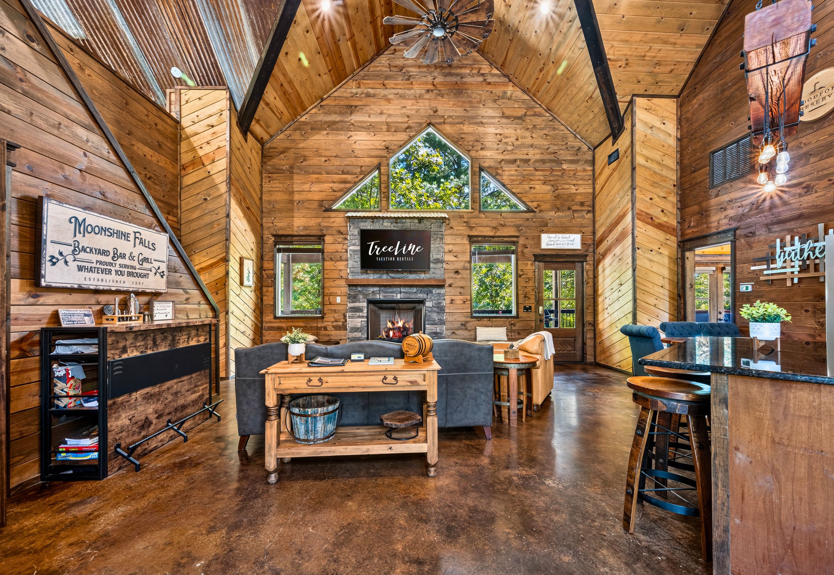 Un intérieur rustique avec une cheminée, des murs en bois et un coin bar.
