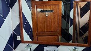 Une salle de bain avec deux lavabos, un meuble en bois et un miroir.