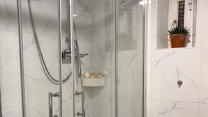 Bathroom - Vrbo Property (Lisboa)