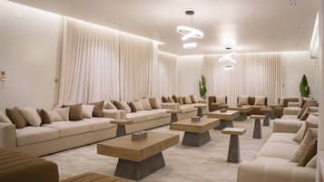 Ein stilvoller Lounge-Bereich mit Sofas und Couchtischen, der zum geselligen Beisammensein einlädt.