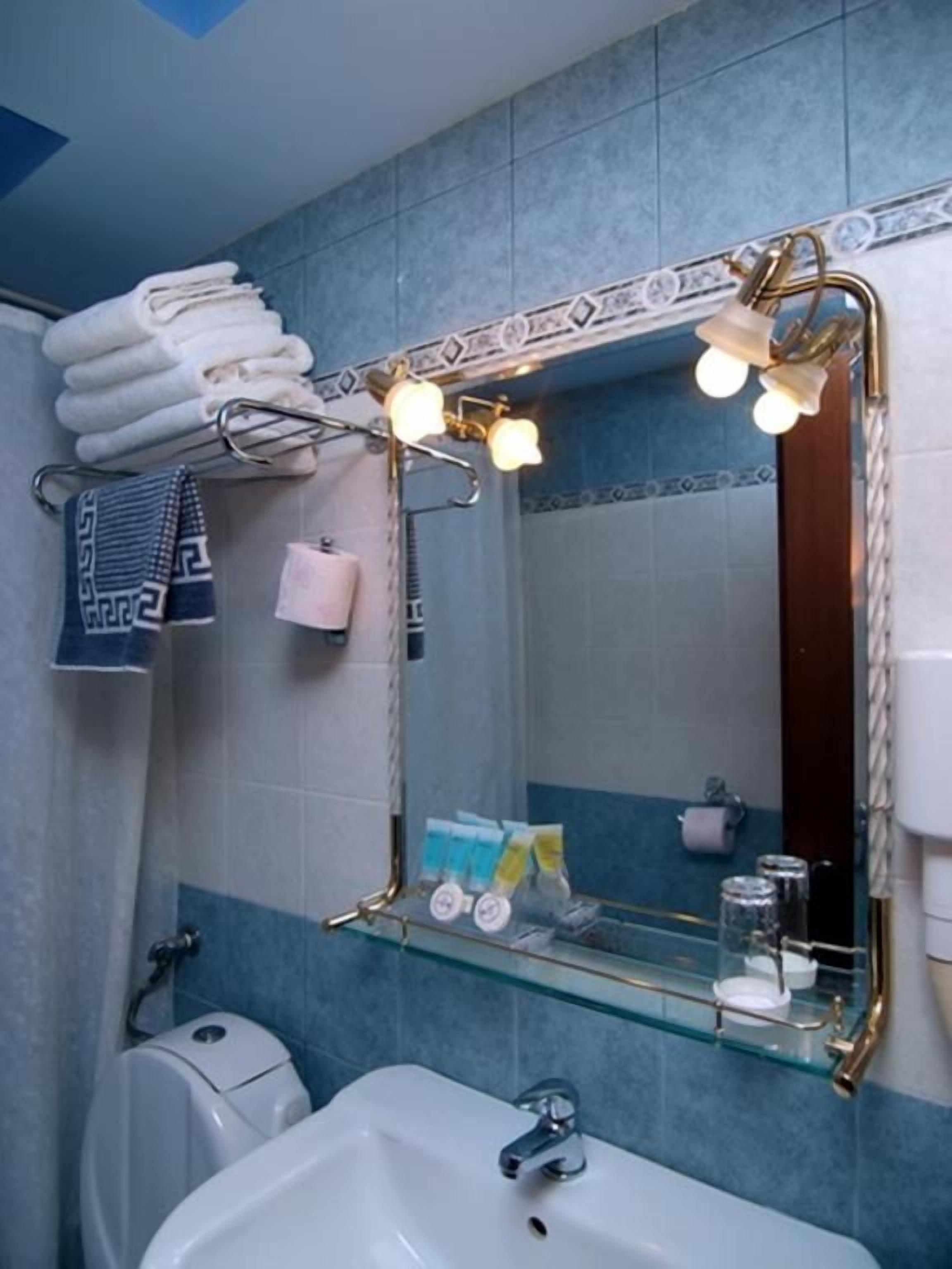 Habitació individual, balcó, vistes a la ciutat | Bany | Articles de tocador gratuïts, assecador de cabells i sabatilles 