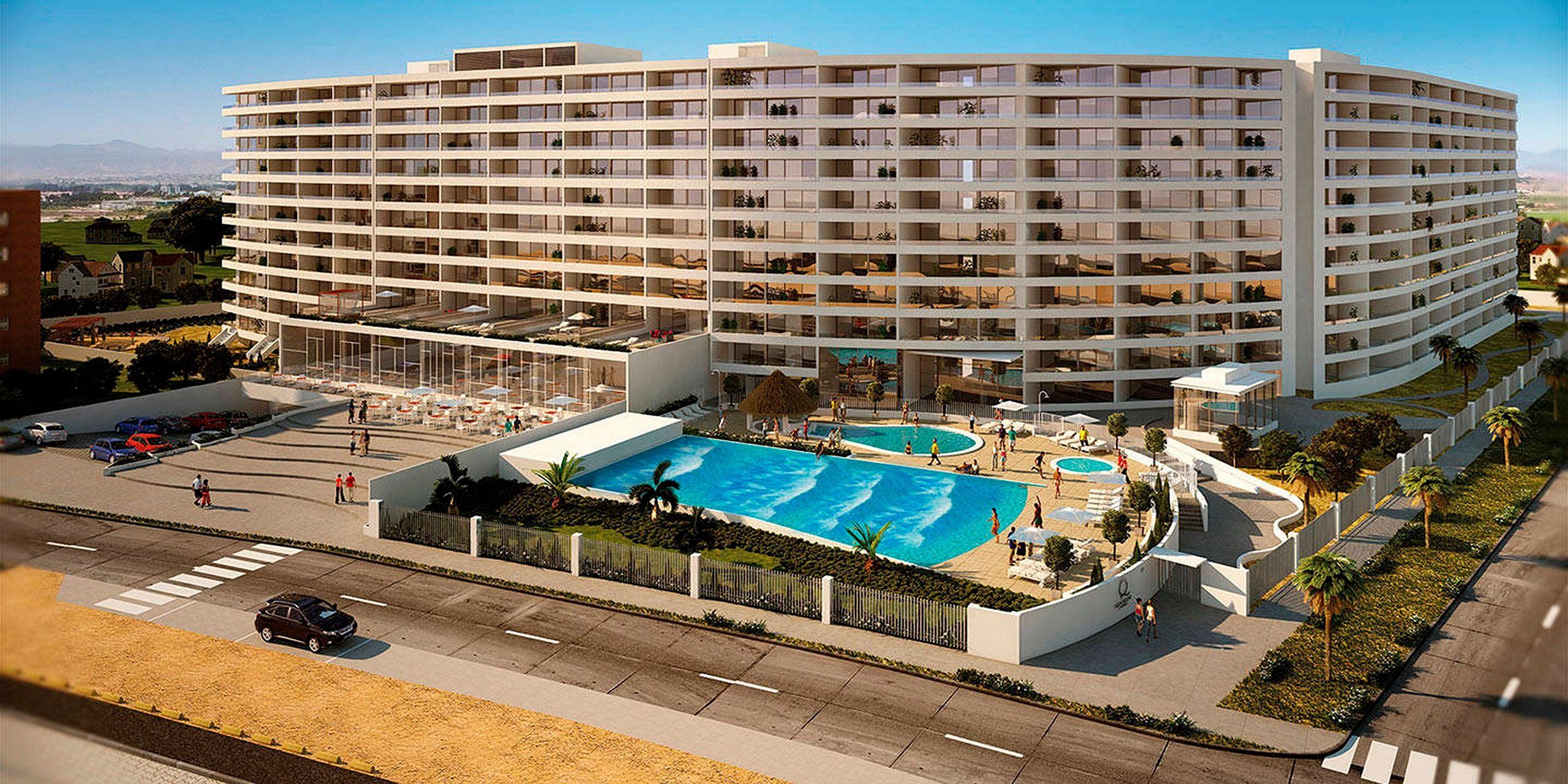 Een meerlaags hotel met een centraal gelegen zwembad, terras en een aangelegde tuin.