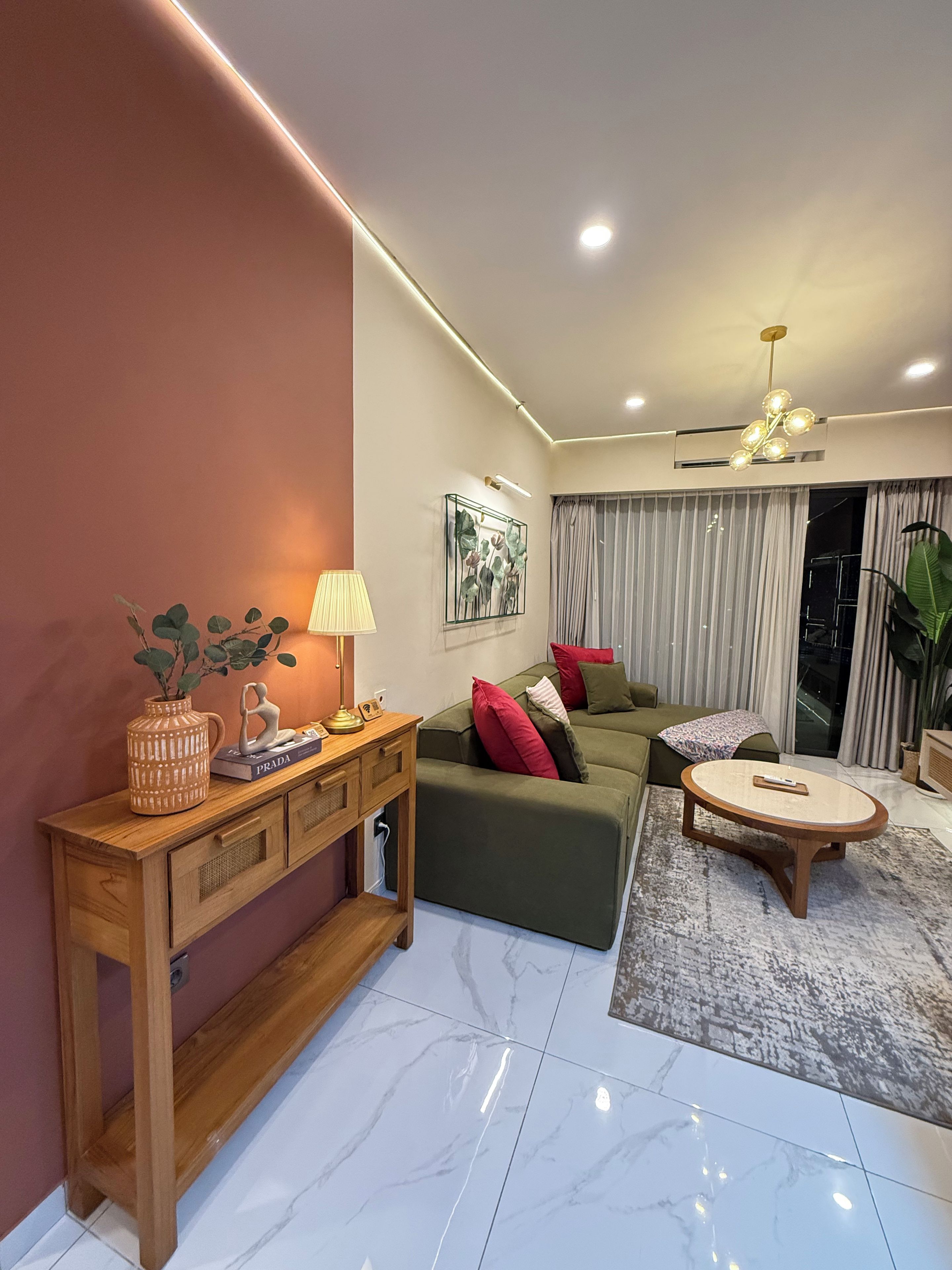 Ein modernes Wohnzimmer mit einer Couch, einem Couchtisch, einem Holzkonsolentisch und einer Lampe.
