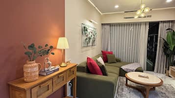 Ein modernes Wohnzimmer mit einer Couch, einem Couchtisch, einem Holzkonsolentisch und einer Lampe.