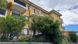 Unclassified image, 2 of 8, button - Vrbo Property (San Bartolomeo al Mare)