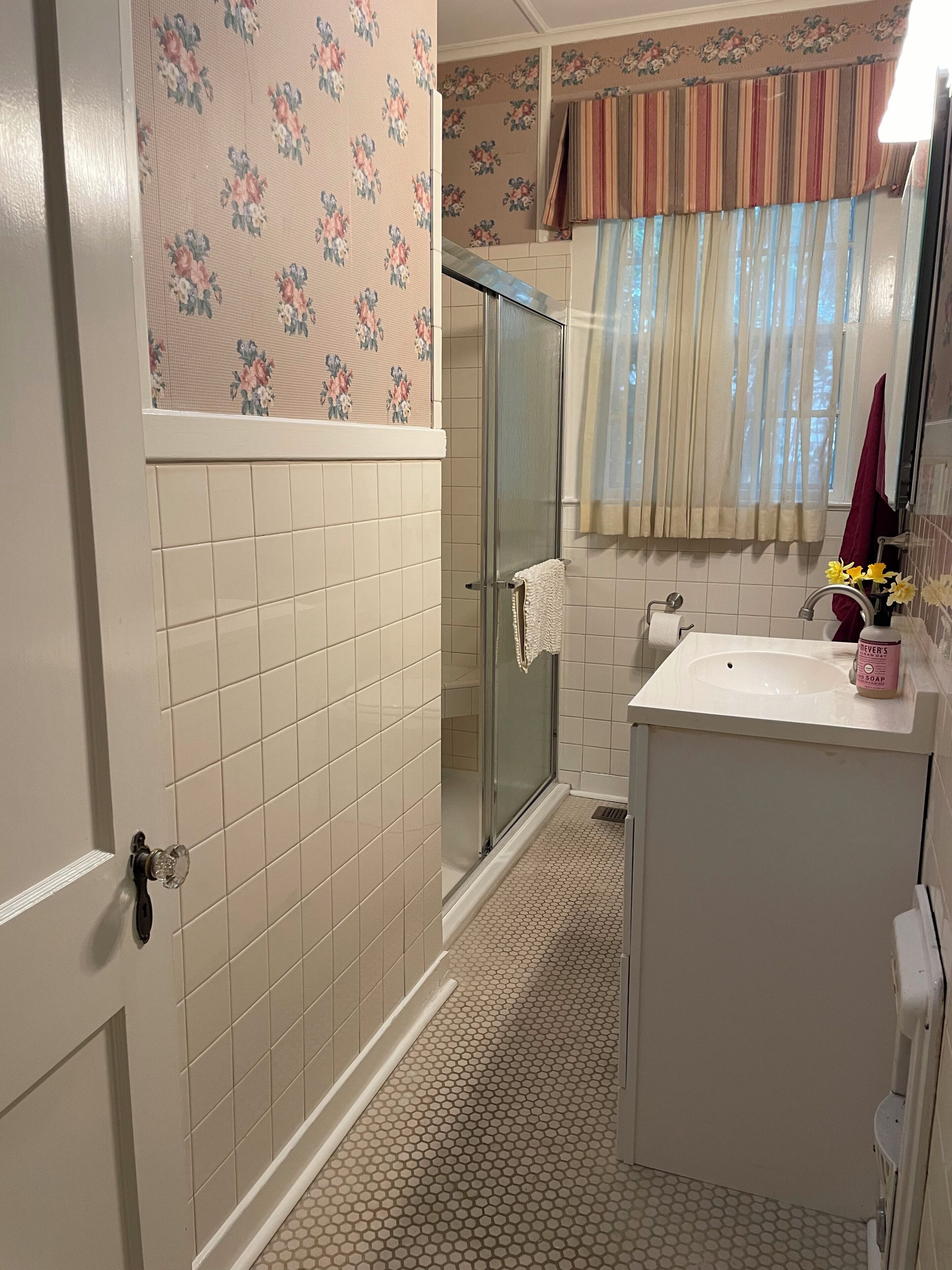 Une salle de bain avec douche, toilettes et lavabo.