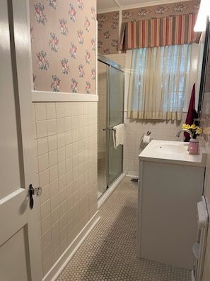 A bathroom with a shower, toilet, and sink. - Walk to MSU, Downtown & Cotton District  Historic Home, Sleeps 6 (Starkville)