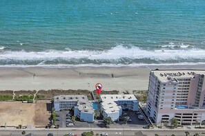 Ein Hotel an der Küste mit Parkplatz, Zugang zum Strand und Meerblick.