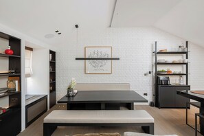 Dining - Luxury 2 Bed Mayfair Penthouse with Terrace & AC (London)