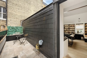 Outdoor dining - Luxury 2 Bed Mayfair Penthouse with Terrace & AC (London)