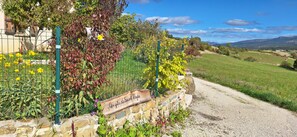 A rural road with a stone wall and a sign reading 'Aigue de Saint Pierre.' - Villa for 6–8 people in the heart of the Provençal Baronnies, with activities for every season (Ribeyret)