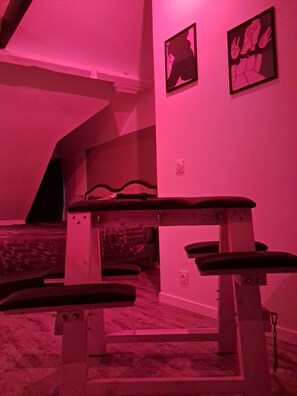 A room with a bench, a wall-mounted picture, and a sloped ceiling. - Vrbo Property (Villedieu-les-Poêles-Rouffigny)