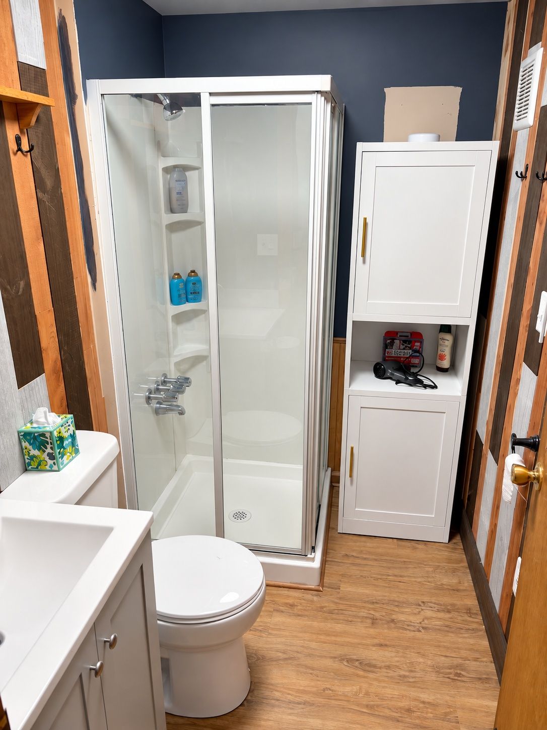 Une salle de bain avec une douche à parois de verre, des toilettes et un lavabo.