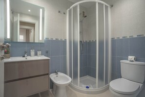 A modern bathroom with a curved shower enclosure, a sink, a bidet, and a toilet. - Casa Abrazo Ivan Luxury Homes, 4th Floor South, 1st Row (Oropesa del Mar)