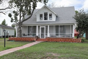 A single-story house with a covered porch, a brick foundation, and a lawn. - Spacious 3 bed 2 1/2 bath home on Palacios waterfront. Great views and location. (Palacios)