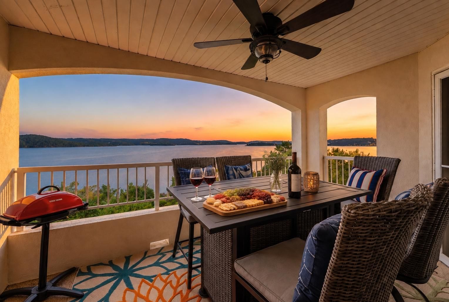 Ein Balkon mit Esstisch, Grill und Blick auf das Wasser.