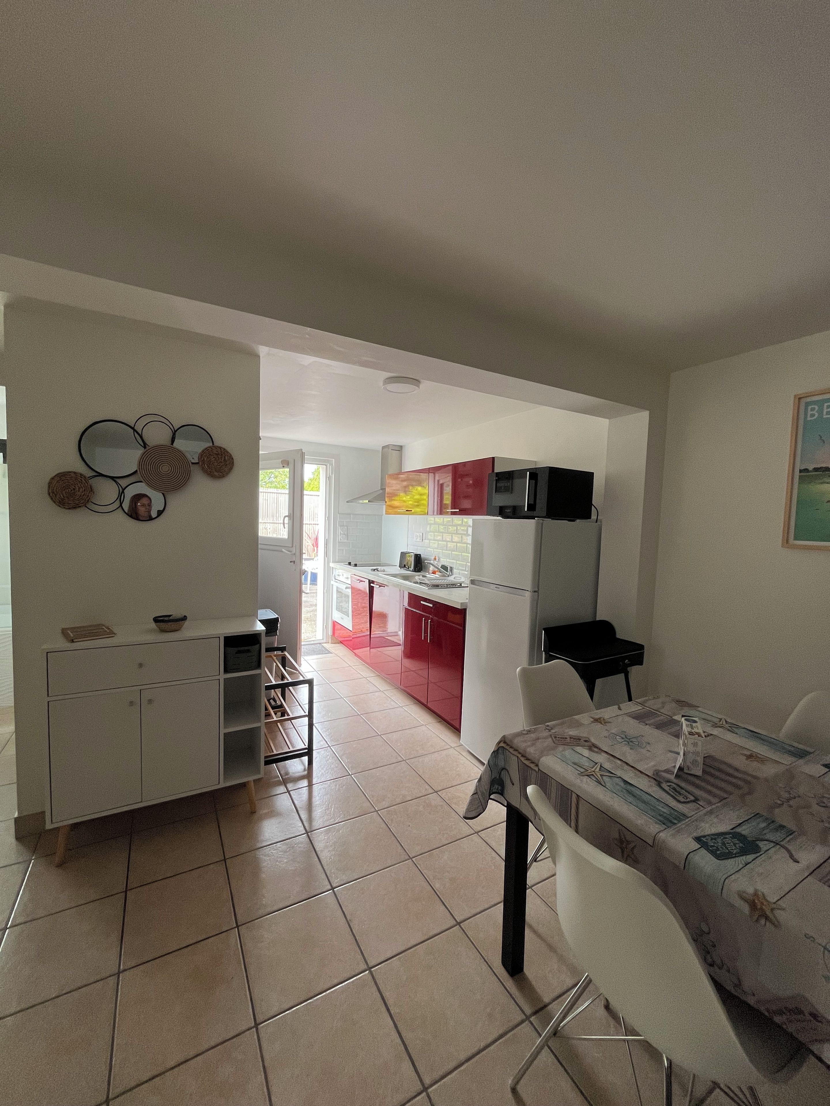 Un espai habitable compacte amb zona de cuina, menjador i vista exterior.