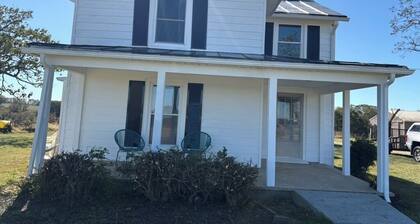 Happy Homeplace - 1-bedroom farmhouse with AC in charming Bedford