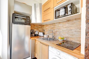 City Studio, 1 Double Bed with Sofa bed, Non Smoking | Private kitchen | High chair - Stay Near Notre-Dame & Place des Vosges (Paris)