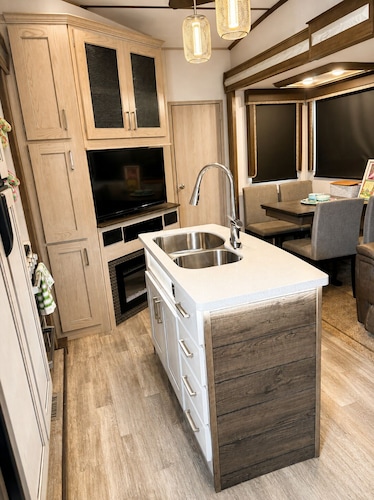 Hooked at The Landing Waterfront RV • Boat Ramp Access • Sleeps 6