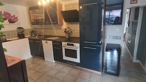 Eine Küche mit Geschirrspüler, Backofen und Spüle.