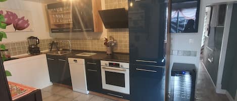 Una cocina equipada con lavavajillas, horno y lavabo.