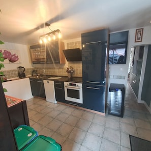 A kitchen with a dishwasher, oven, and a sink. - Your own farmfouse (Béalencourt)