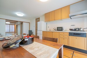 Una cocina moderna con armarios de madera, un microondas, una estufa y un lavavajillas.