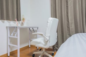 A white office chair with wheels, a white desk, and a small vase with flowers. - CEREZO HOUSE
Family/Baby-Friendly 4 bedrooms,2 toilets, 2 bathrooms,Free parking (大阪市西成区天下茶屋3-16-6)