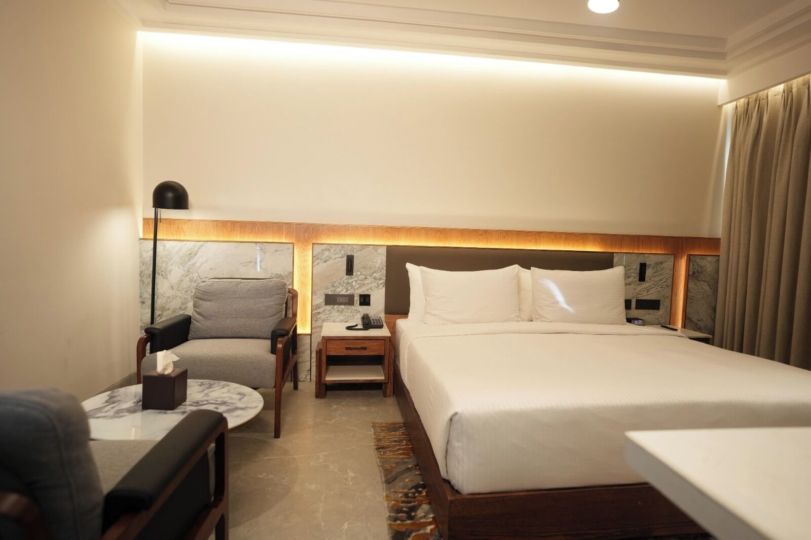 Luxury Double Room, 1 King Bed, City View | Desk, laptop workspace, iron/ironing board, WiFi (free)