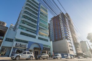 A multi-story building with commercial spaces on the ground floor, including a Grupo Hub and an Alfa Investments building. - Breathtaking ocean views in Porto Belo. (Porto Belo)