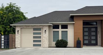 Guest Suite w/Private Entrance, Kitchen & Garage