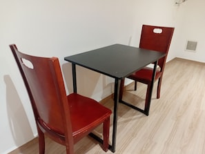 Un comedor con una mesa y dos sillas.