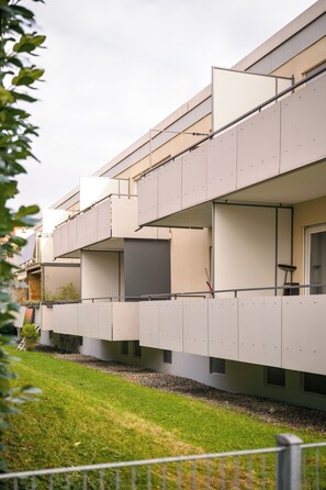 A modern building with multiple balconies and large windows. - Charming 1-bedroom riad in the heart of Freiburg im Breisgau (Freiburg im Breisgau)