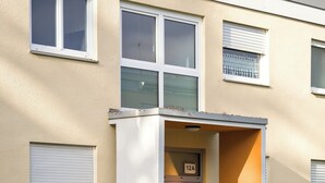A building with a beige facade, multiple windows, and a gated entrance. - Charming 1-bedroom riad in the heart of Freiburg im Breisgau (Freiburg im Breisgau)