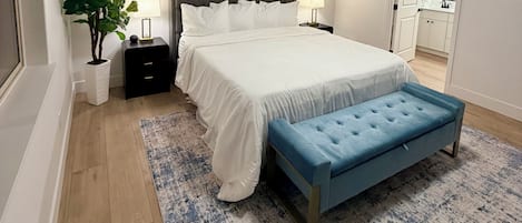 Tabla de planchar con plancha, wifi y ropa de cama