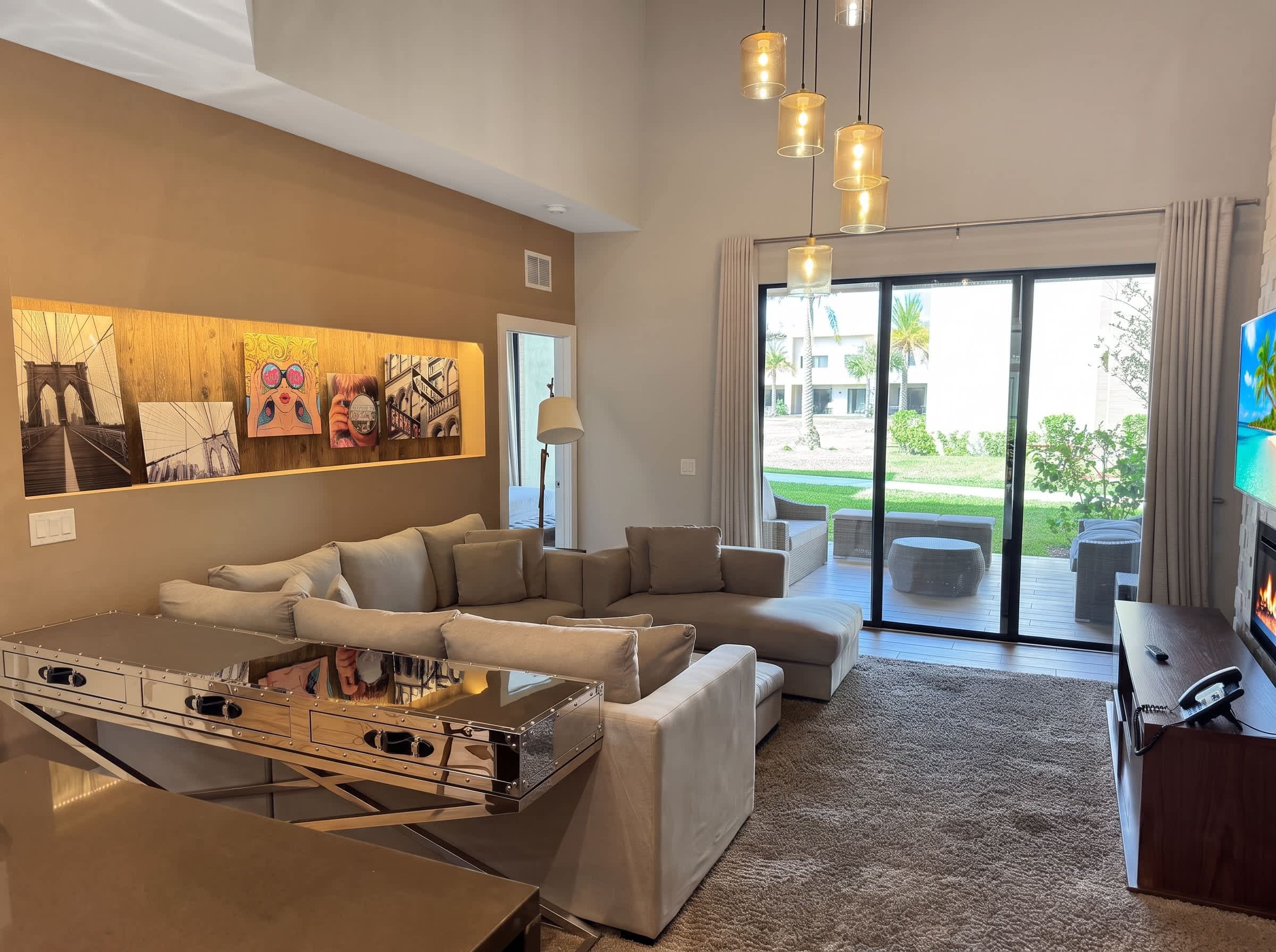 Una sala de estar moderna con un sofá modular, una mesa de centro y obras de arte en la pared.