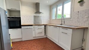 Private kitchen - A 5-minute walk from the beach, in the quiet neighborhood of LA GENETTE, with a garden (La Rochelle)
