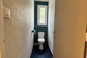Bathroom - A 5-minute walk from the beach, in the quiet neighborhood of LA GENETTE, with a garden (La Rochelle)