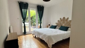 Room - A 5-minute walk from the beach, in the quiet neighborhood of LA GENETTE, with a garden (La Rochelle)