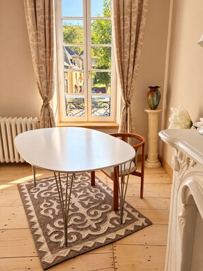 Chambre Double Deluxe, vue ville | Restauration