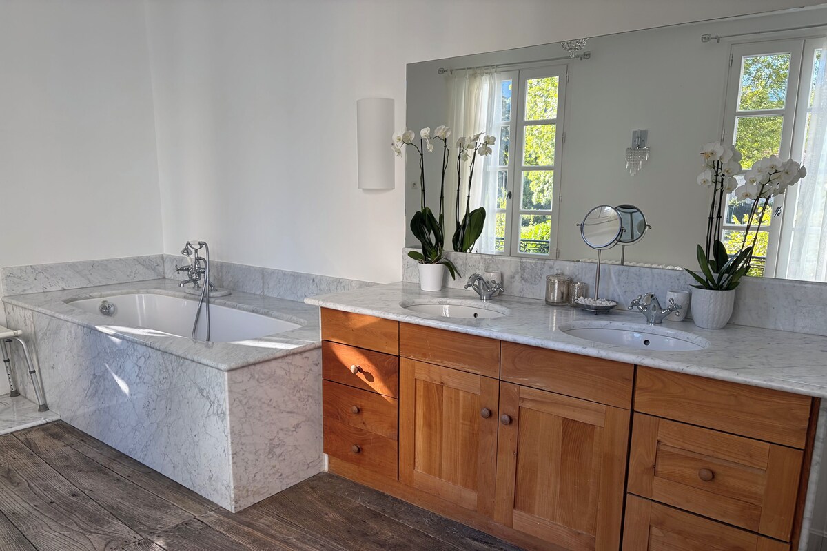 Chambre Double Confort, balcon, vue jardin | Salle de bain | Sèche-cheveux, chaussons, serviettes fournies, savon